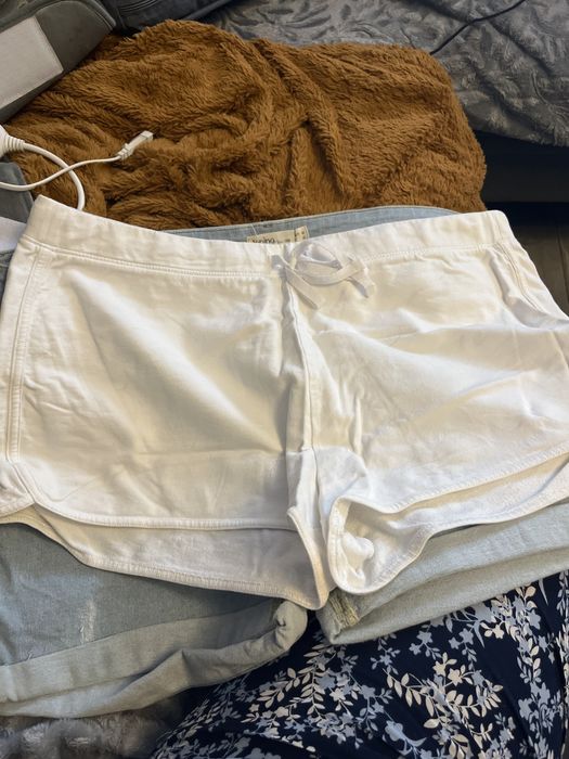 Dwie pary spodenek w rozmiarze 48