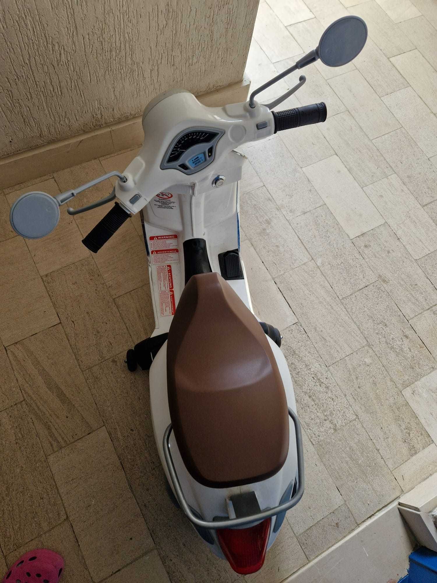 Vespa original para criança,com muito pouco uso.