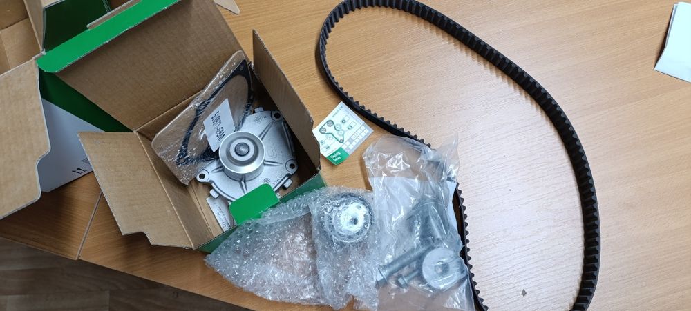 Pompa wodna + zestaw paska rozrządu Renault scenic 2.  1.5 dci