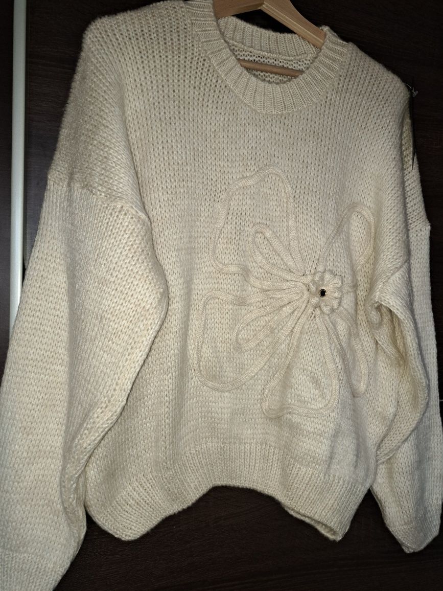 Nowy sweter damski z aplikacja