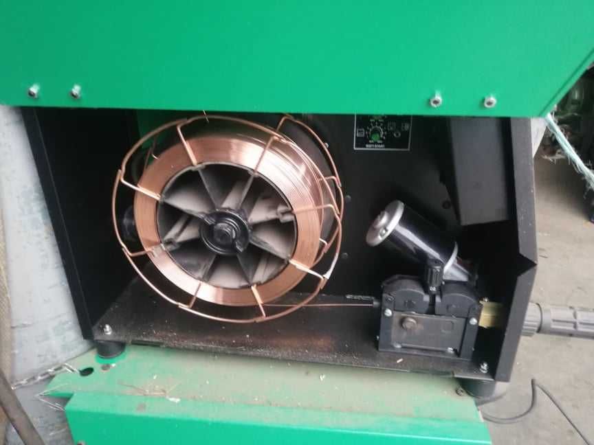 Máquina semi-automática de soldar de 310 amperes – Praxair – como nova