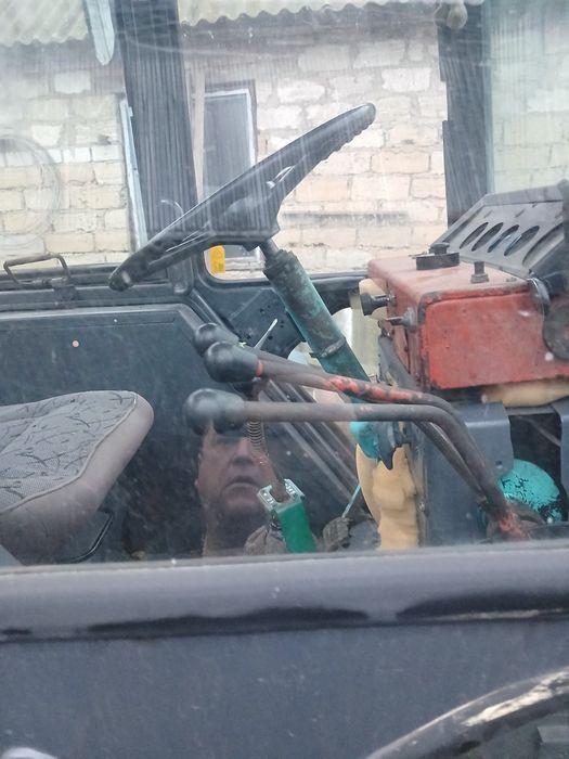 Трактор ЮМЗ 6 в робочему стані