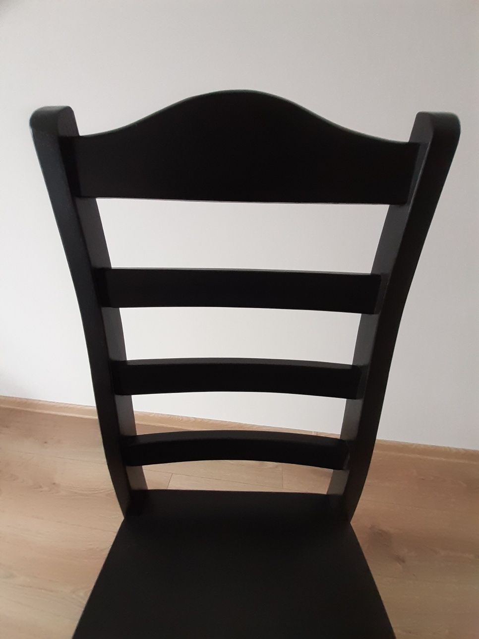 Sprzedam czarne drewniane krzesła .Stan idealny.