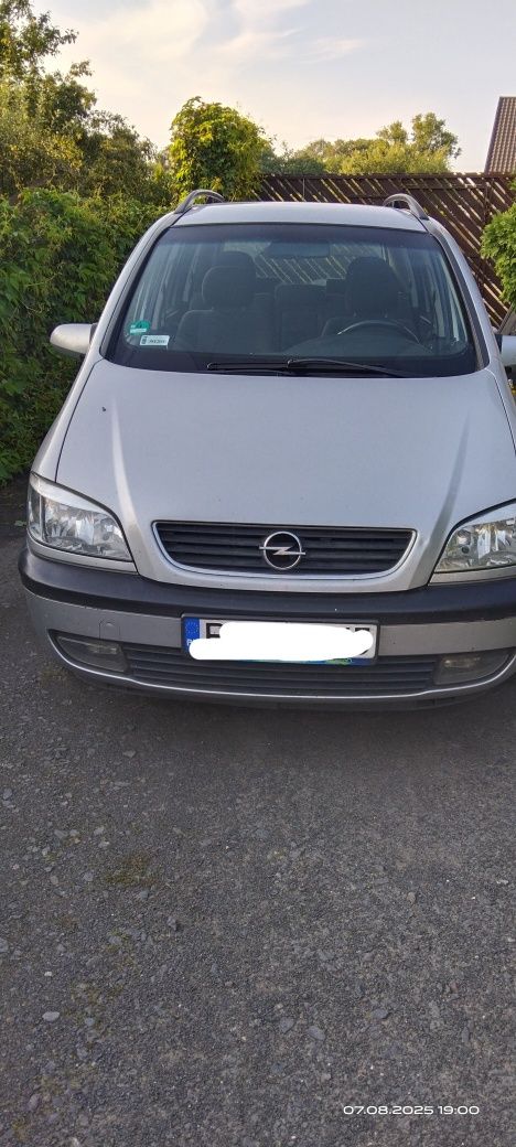 Samochód osobowy Opel Zafira 1,8 A rok2000