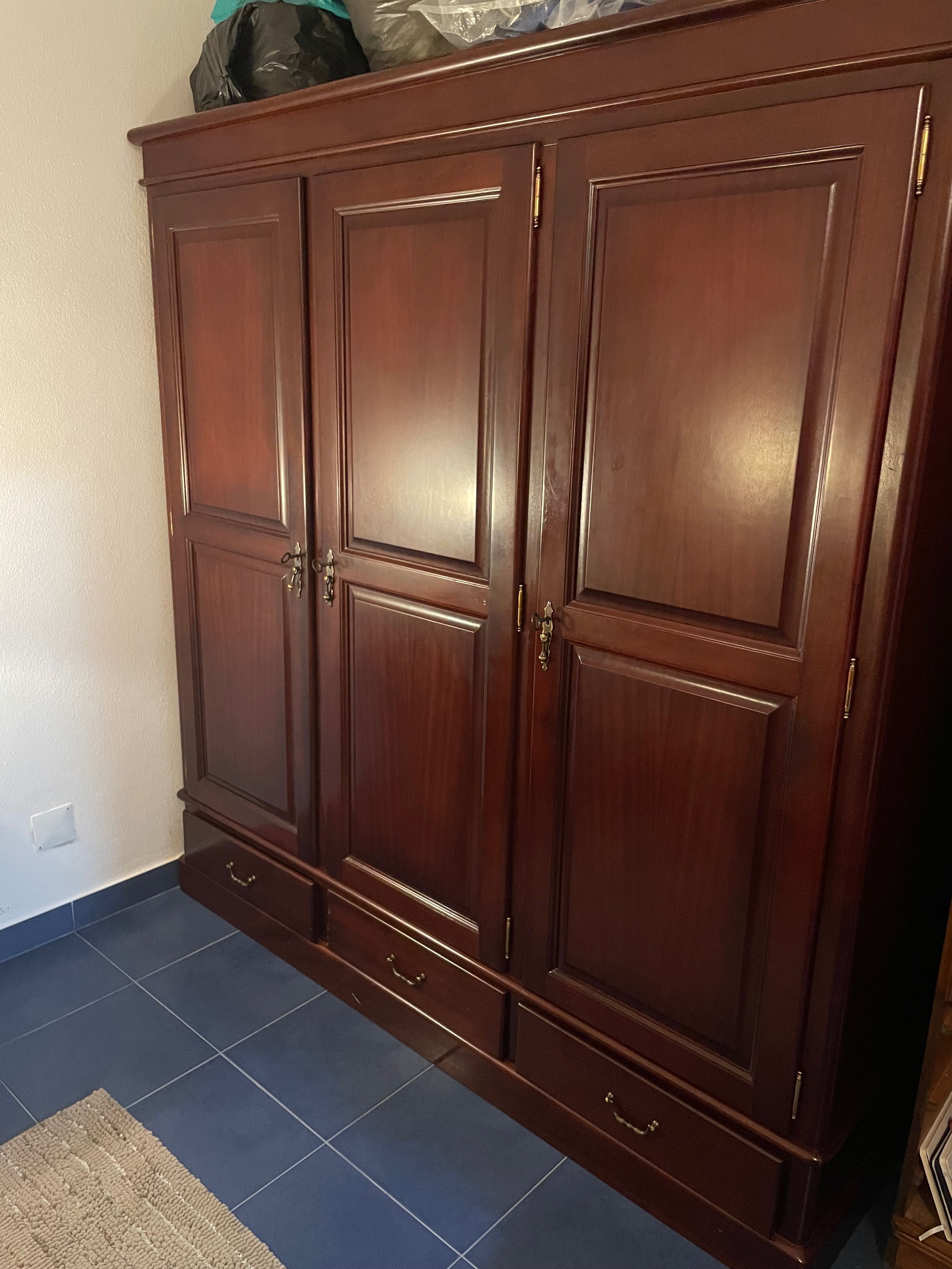 Roupeiro de três portas