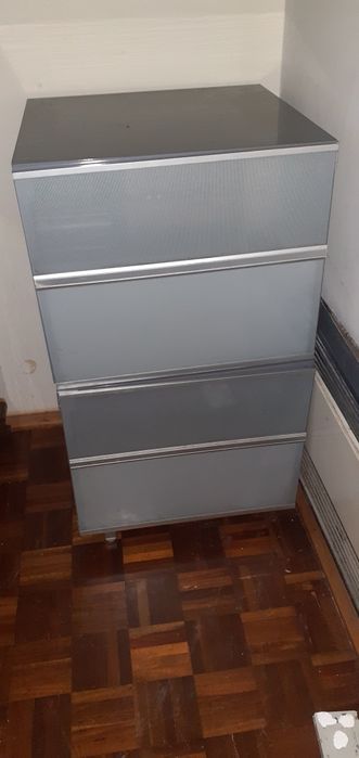 Móvel cinza em madeira lacada