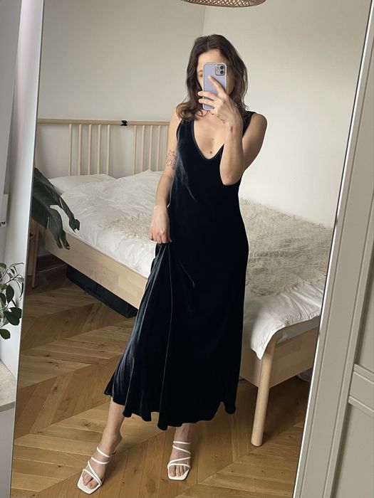 Czarna aksamitna sukienka jedwabna 34 XS zara Massimo Dutti połyskując