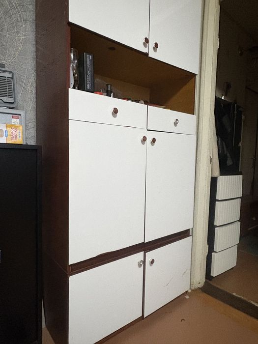 Шафа із закритими полицями