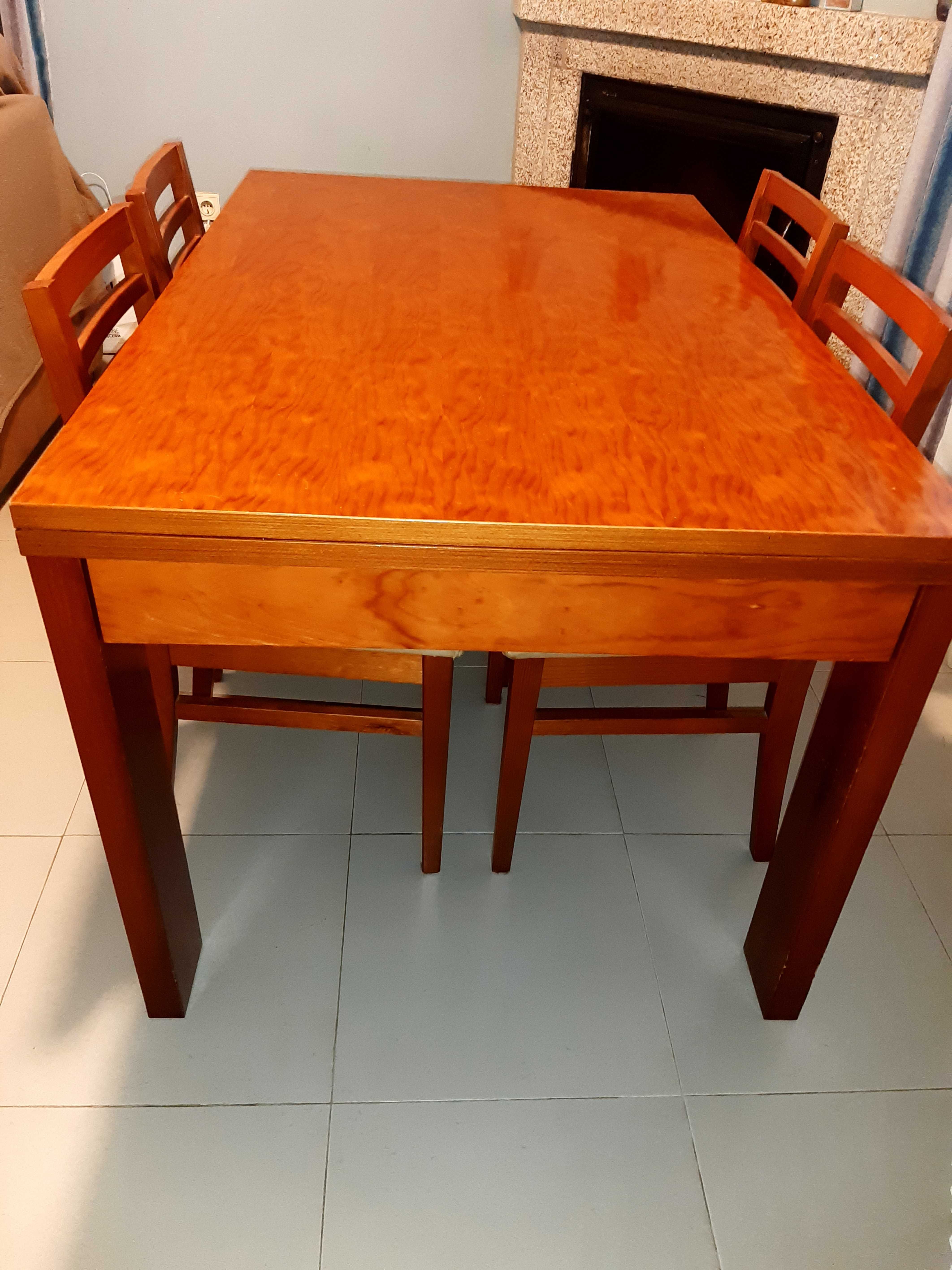 Mesa madeira com 4 cadeiras