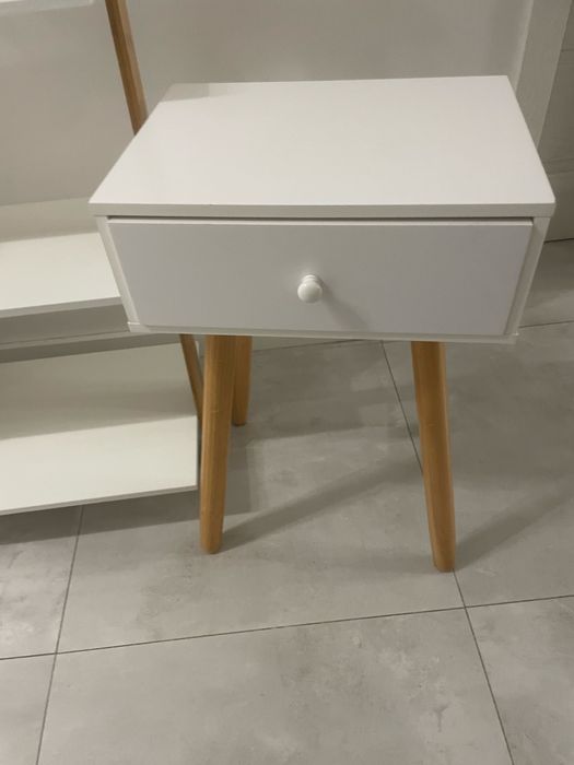 Zestaw bialych mebli