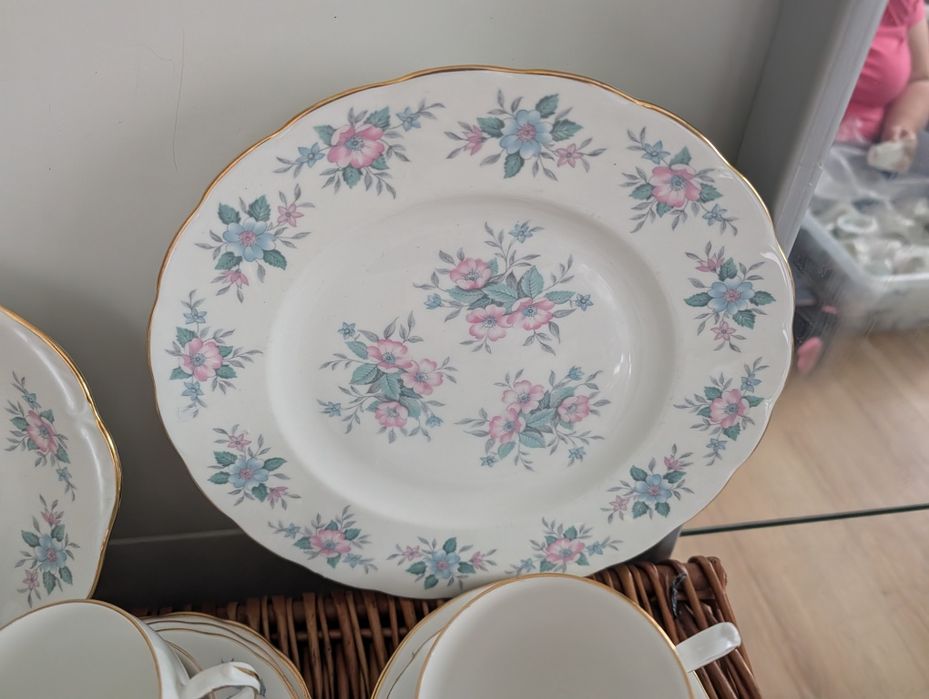 Zestaw filiżanek na 12 osob