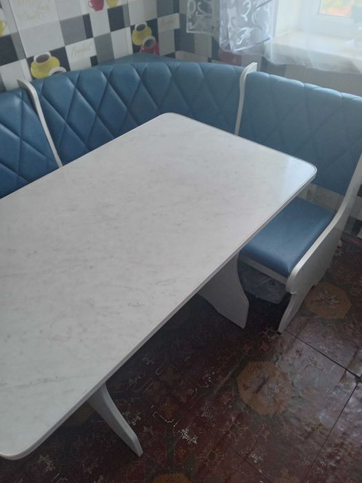 Продаю мягкий уголок на кухню, стол, два пуфика.