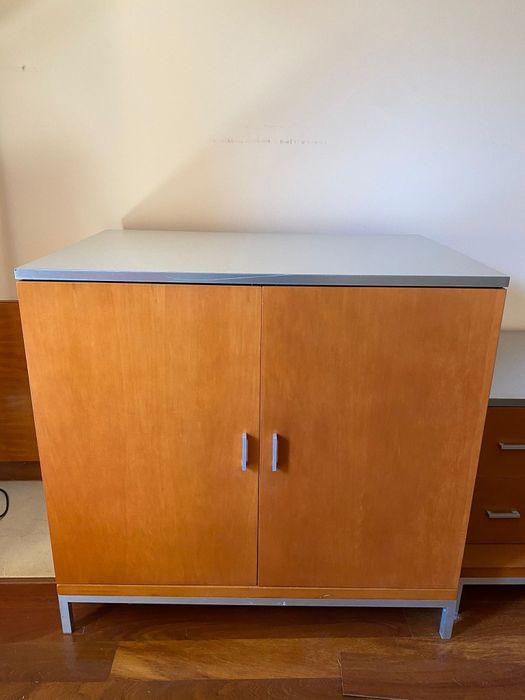 Roupeiro cerejeira com cofre incluído