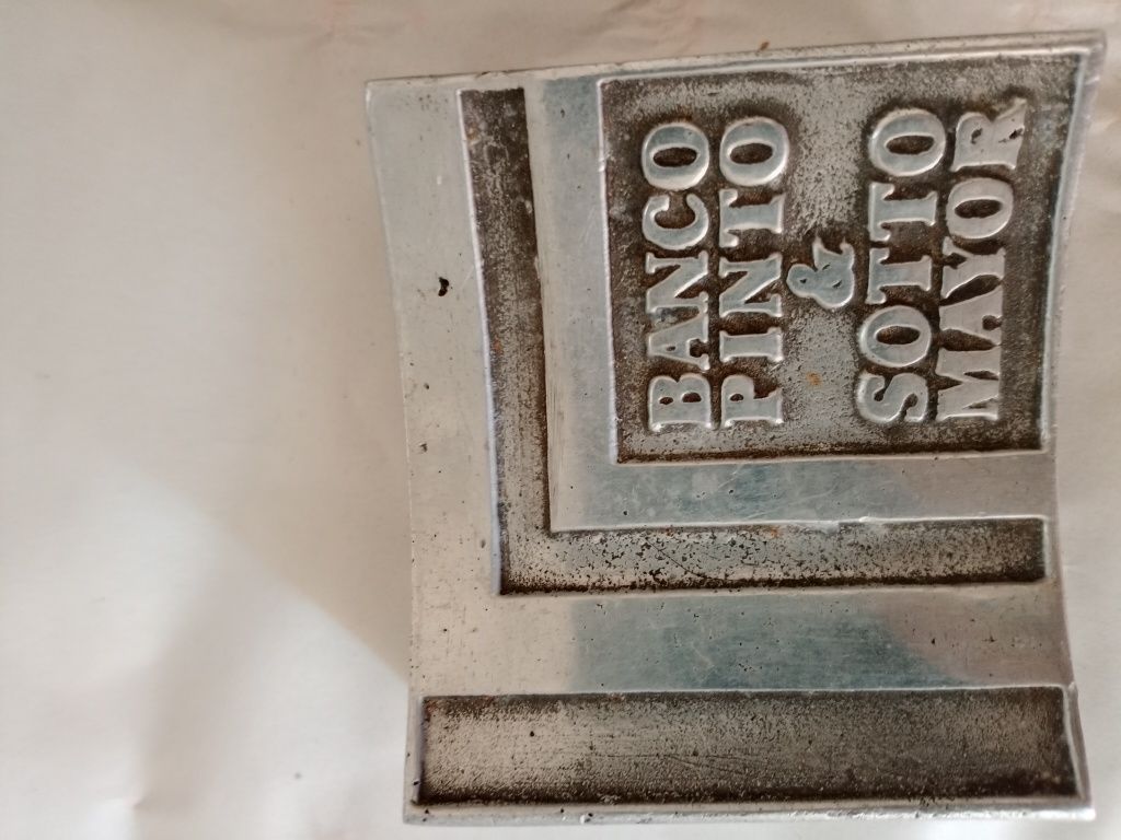 Pisa papéis do banco Pinto & Souto Mayor