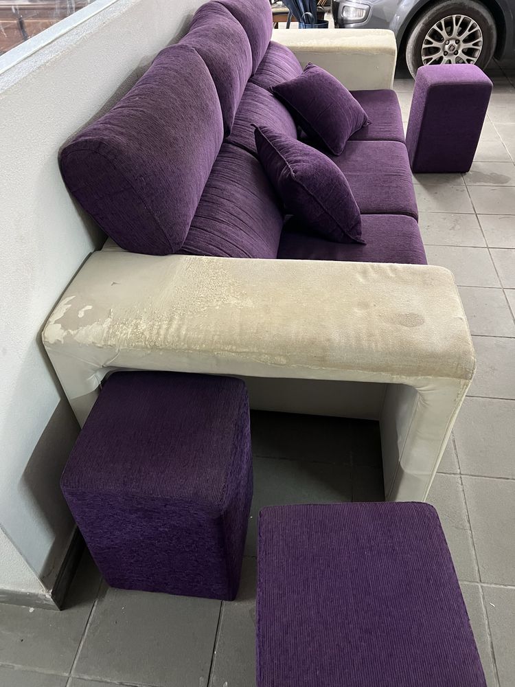 Sofá com chaise long e bancos