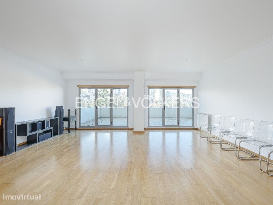 T3 em Benfica com Terraço e Garagem