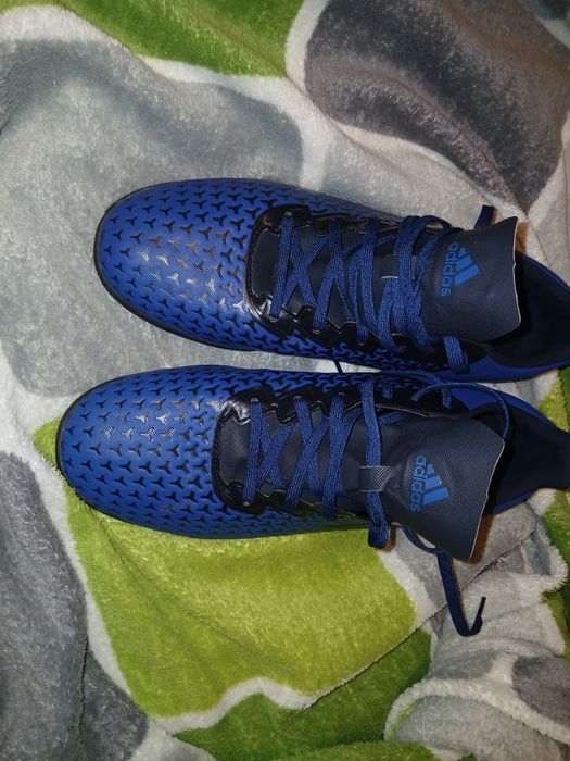 Продаю футбольне взуття