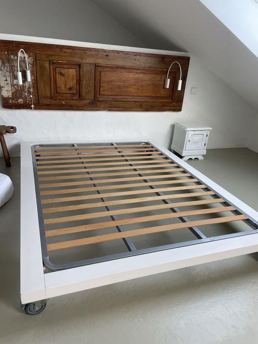 Cama - estrutura com estrado e colchão 140x190