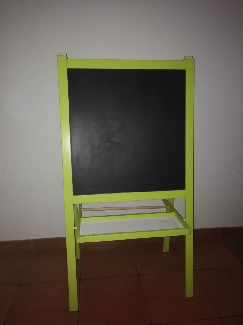 Cavalete de pintura, e desenho.