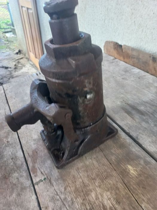 Продам домкрат 12т