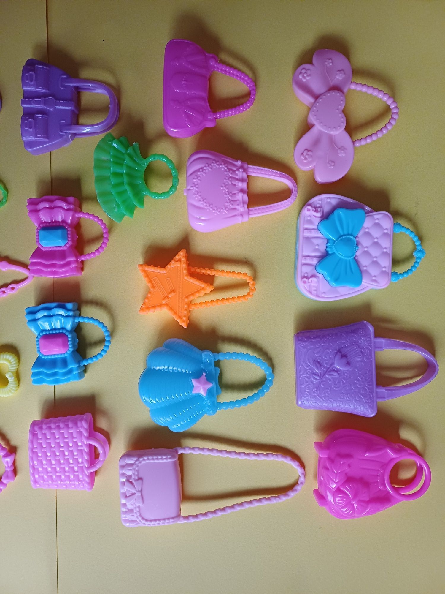 Barbie malas e carteiras, bonecas. 1,50€ cada