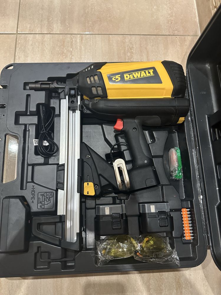 Gwozdziarka Dewalt C5