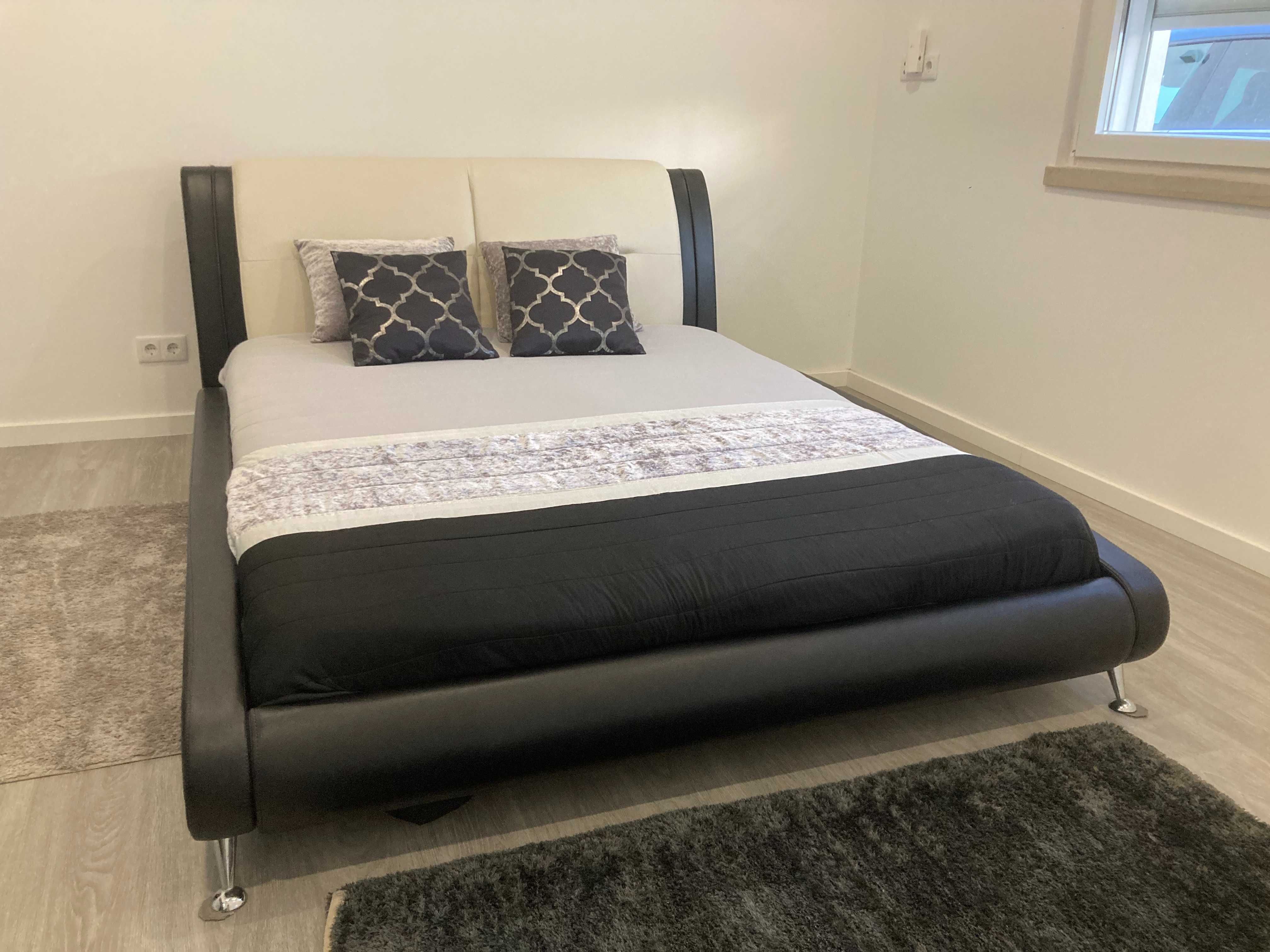 Cama de napa preta e branca c/ colchão