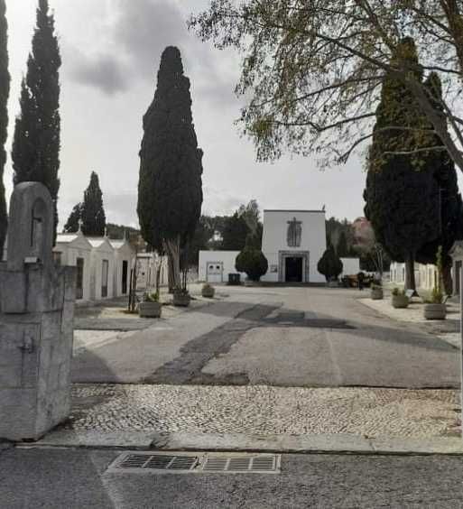 Terreno para sepultura de carácter perpétuo no cemitério em Cascais