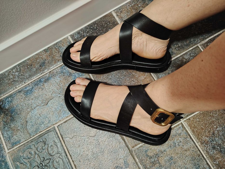 Skórzane sandały Reserved z paskami