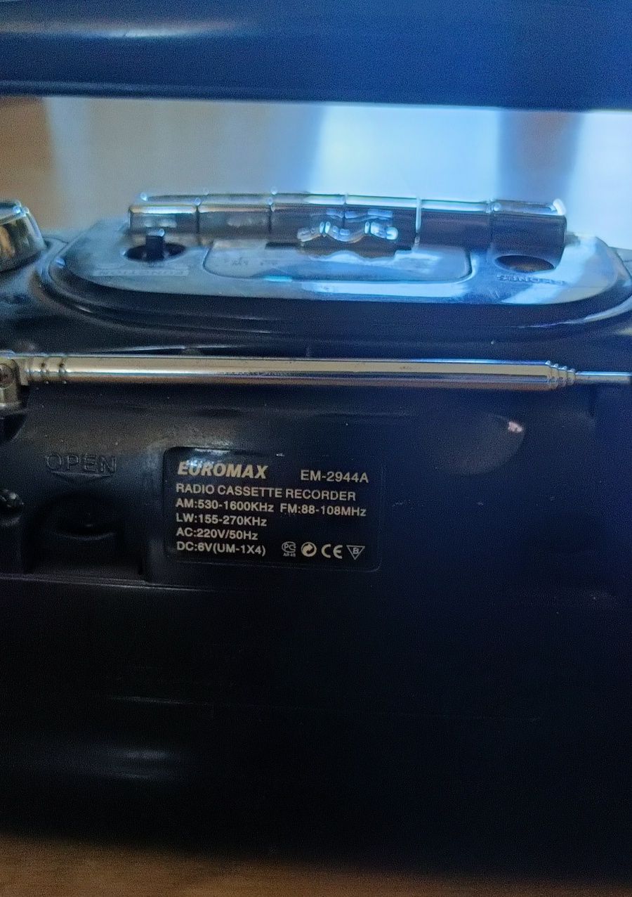 Radiomagnetofon Eurmax.