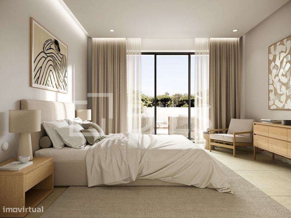 Moradia T4 com piscina, em novo condomínio, em Vilamoura