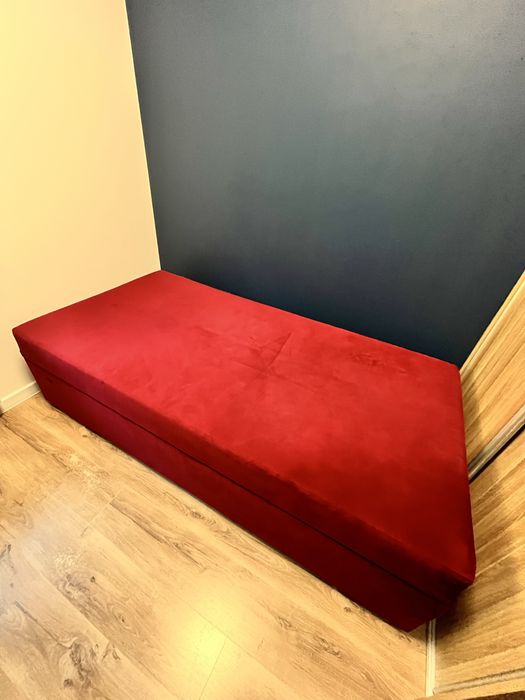 Duże jednoosobowe łóżko