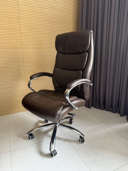 Шкіряне офісне крісло