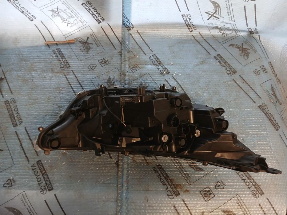 Lampa lewa przednia TOYOTA RAV4 V LIFT