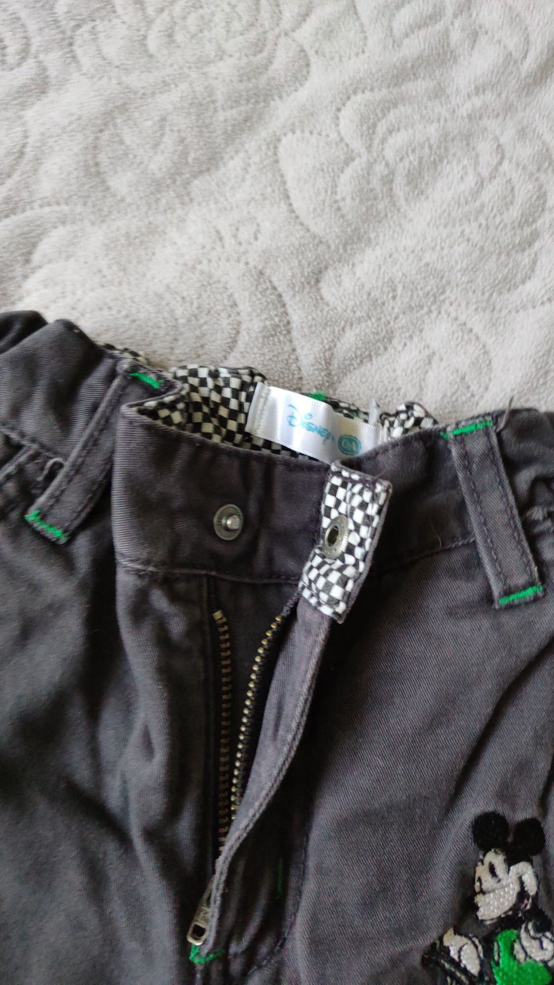 Spodnie chłopięce jeansowe Myszka Mickey firmy C&A r.104