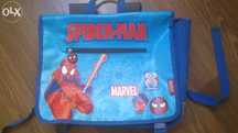 Śliczny i odjazdowy tornister ze Spider-Man firmy Marvel. Stan idealny
