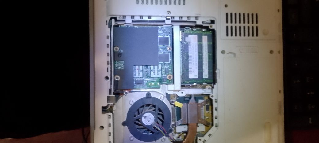 Ноутбук asus F8.