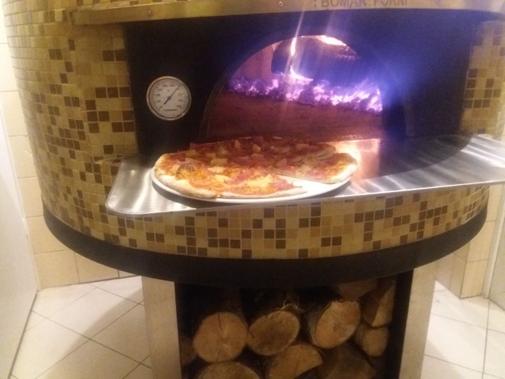 Piec do pizzy opalany drewnem