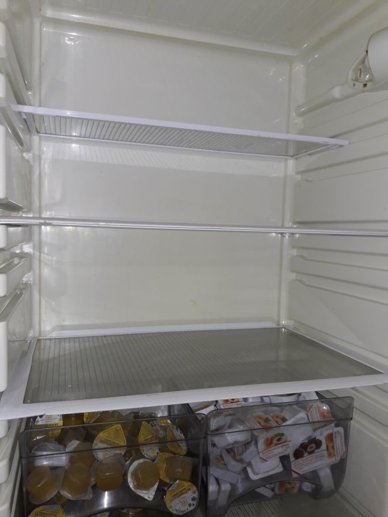 Продам холодильник Индезит не морозит.