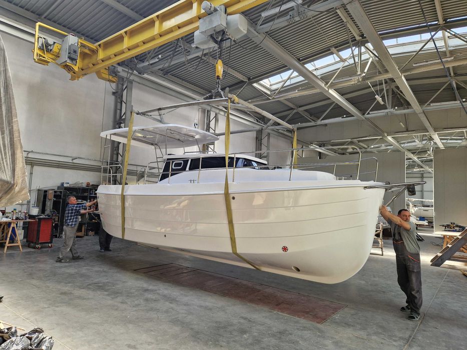 Skorupa jachtu LAGUNA 700 CRUISER