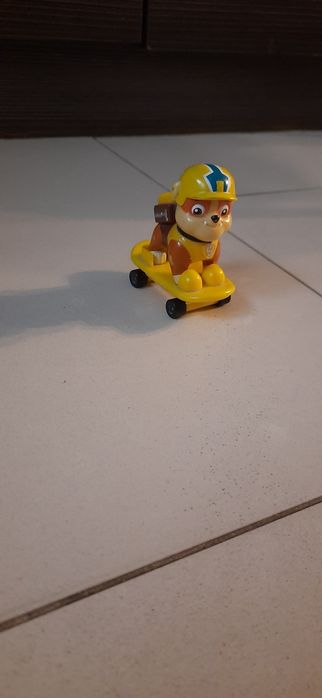 Figurka Rubble na deskorolce Psi Patrol