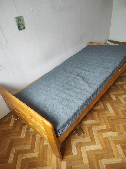 Łóżko z materacem