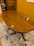 Mesa de jantar em madeira maciça