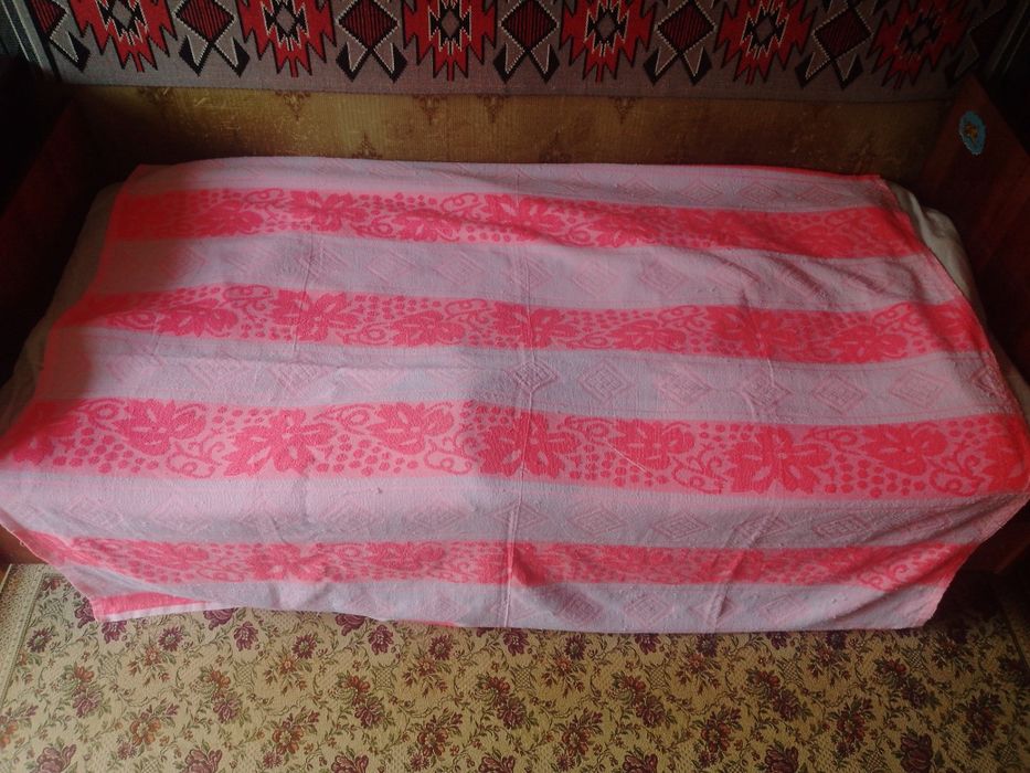 Продається простиня, рушники, тканина та наволочки виробництва СРСР.