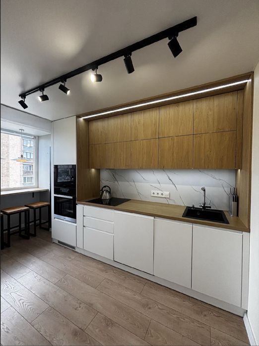 Центр міста! Сучасна трикімнатна квартира.