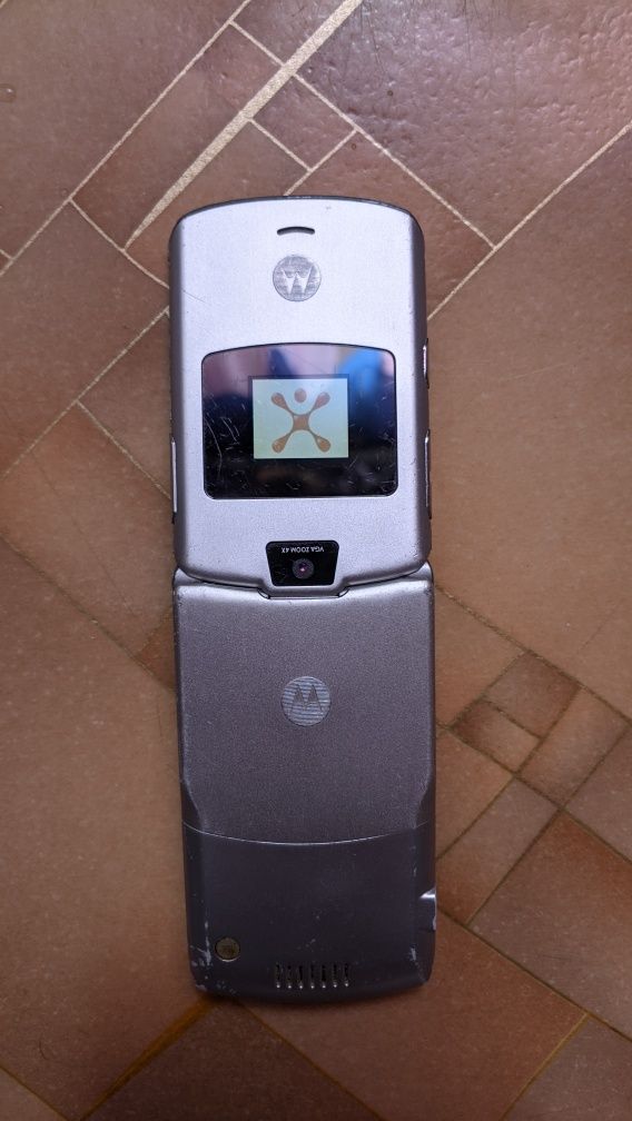 Продам мобильный телефон Motorola Razr v3.