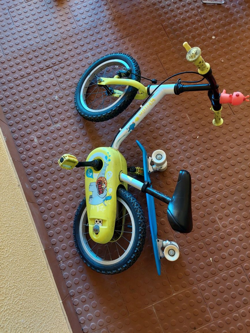 Bicicleta  e skate  de criança.