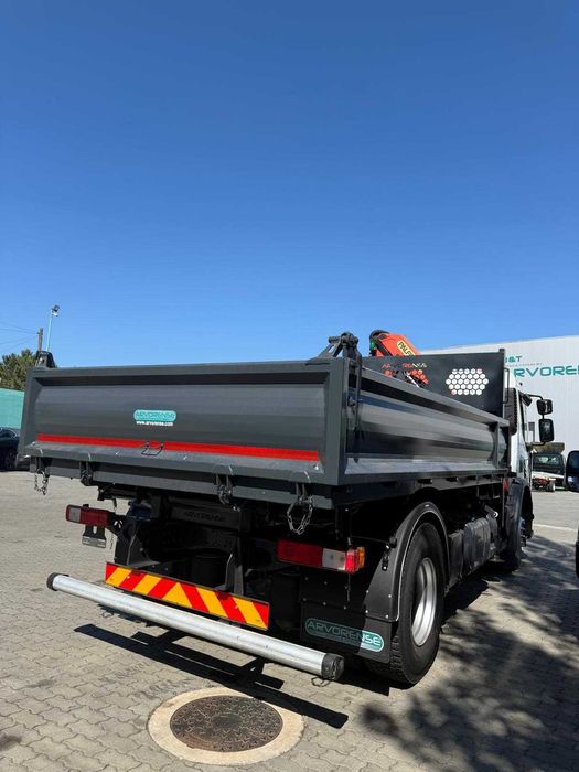 Camiao Renault com Grua