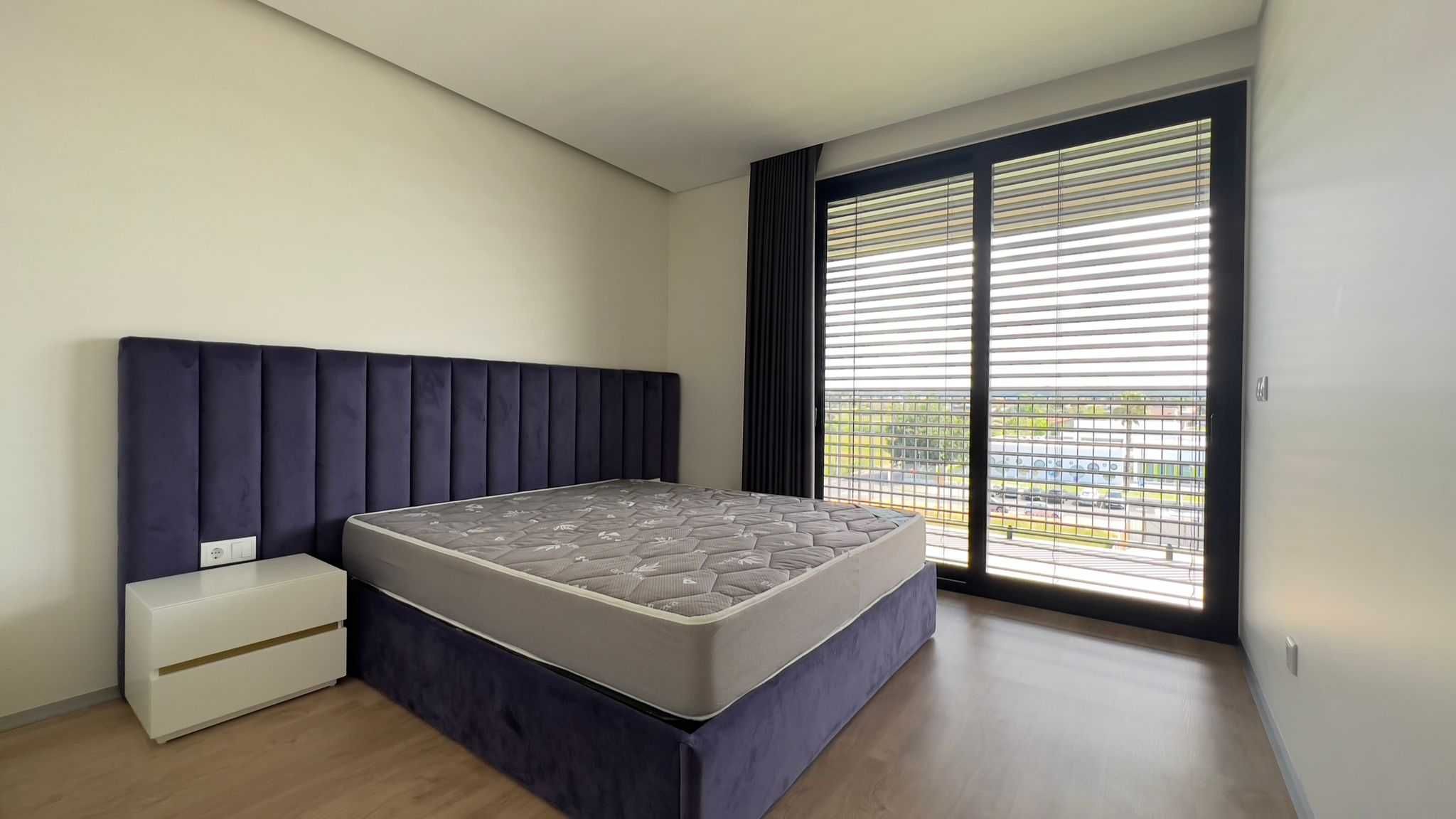 Cama (sommier + cabeceira) e duas mesinhas cabeceiras
