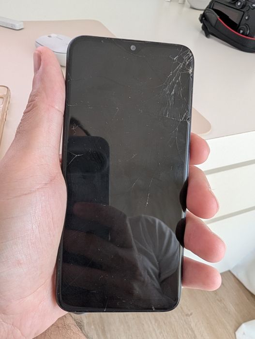 Samsung Galaxy A20e com ecrã rachado